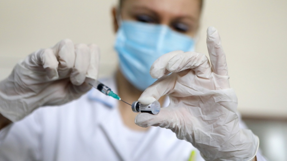 W Polsce wykonano dotąd blisko 4,5 mln szczepień przeciw COVID-19, z czego prawie 1,6 mln drugą dawką. Fot. PAP/EPA