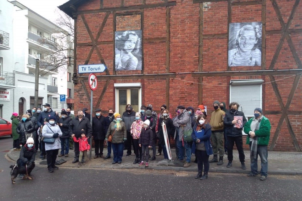 W niedzielę mieszkańcy spotkali się przed budynkiem przy PCK, by symbolicznie się z nim pożegnać/fot. Adriana Andrzejewska-Kuras