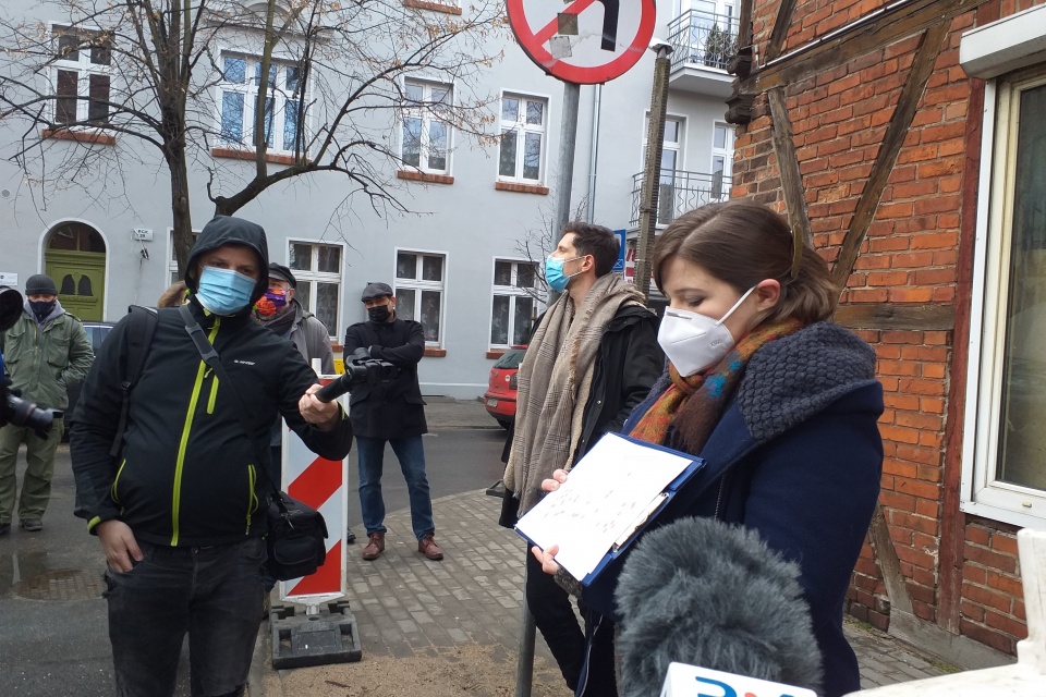 W niedzielę mieszkańcy spotkali się przed budynkiem przy PCK, by symbolicznie się z nim pożegnać/fot. Adriana Andrzejewska-Kuras