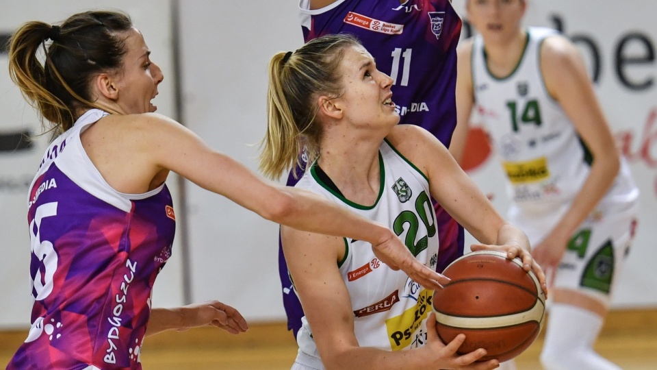 Zawodniczka Pszczółki Polski-Cukier AZS-UMCS Lublin Emilia Kośla i Karina Michałek z Basket 25 Bydgoszcz podczas pierwszego meczu ćwierćfinałowego play-off. Fot PAP/Wojtek Jargiło