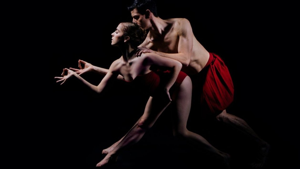 Scena z tryptyku baletowego „Szepty i cienie”. Fot. Andrzej Makowski/Nadesłane
