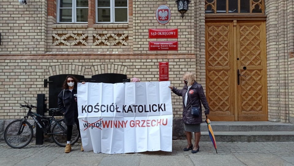 Dwuosobowa manifestacja poparcia dla ofiary księdza pedofila. Fot. Katarzyna Prętkowska