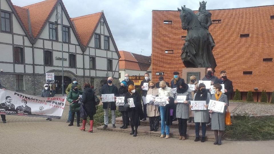 Manifestacja pod pomnikiem króla Kazimierza Wielkiego. Fot. Jolanta Fischer