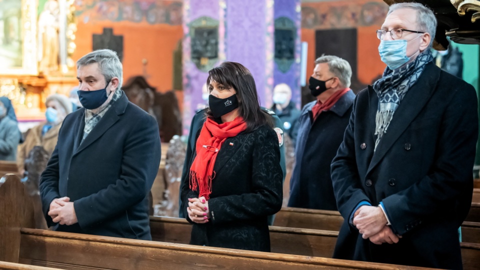 Poseł PiS Tomasz Latos (z prawej), Przewodniczący Rady ds. Rolnictwa i Obszarów Wiejskich przy Prezydencie RP, wiceprzewodniczący Rady Programowej NIKiDW Jan Krzysztof Ardanowski (z lewej) i posłana PiS Ewa Kozanecka podczas mszy świętej w katedrze pw. św. Marcina i Mikołaja w Bydgoszczy, w ramach uroczystych obchodów 40. rocznicy wydarzeń Bydgoskiego Marca 1981 roku. Fot. PAP/Tytus Żmijewski