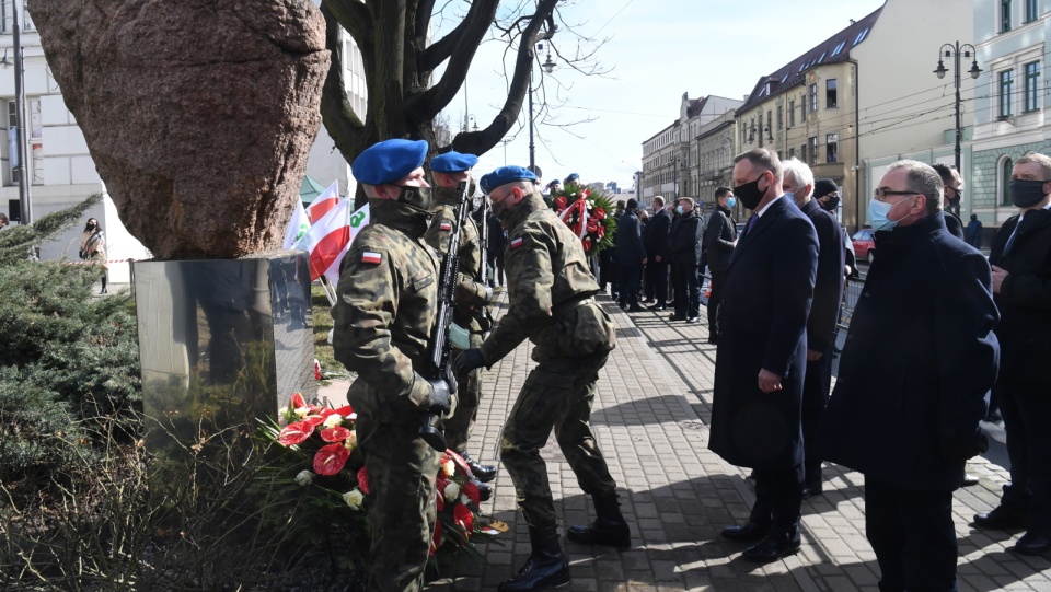 Prezydent RP Andrzej Duda składa kwiaty pod obeliskiem upamiętniającym wydarzenia bydgoskie przy gmachu Urzędu Wojewódzkiego przy ul. Jagiellońskiej w Bydgoszczy. Fot. PAP/Tytus Żmijewski