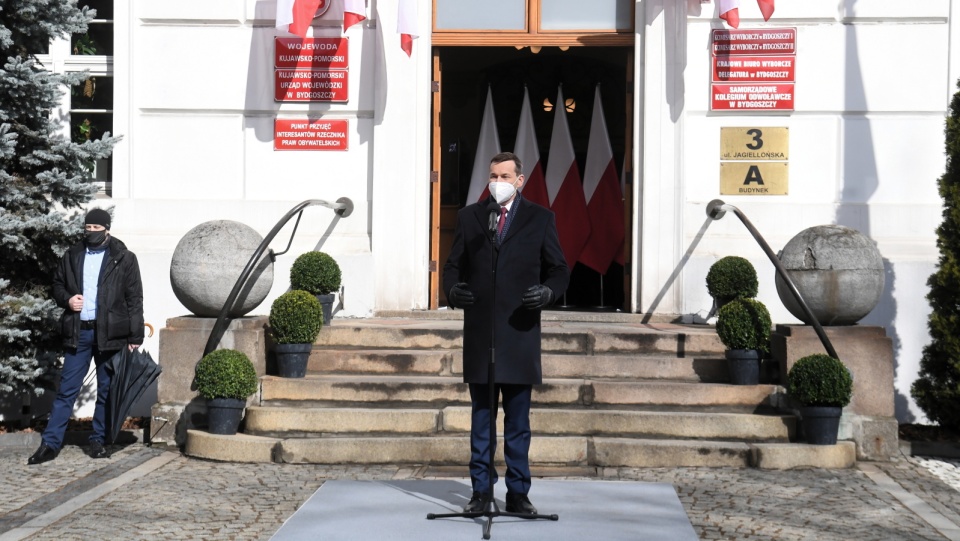 Premier Mateusz Morawiecki podczas uroczystych obchodów 40. rocznicy wydarzeń Bydgoskiego Marca 1981 roku, na placu przed Kujawsko-Pomorskim Urzędem Wojewódzkim przy ul. Jagiellońskiej w Bydgoszczy. Fot. PAP/Tytus Żmijewski