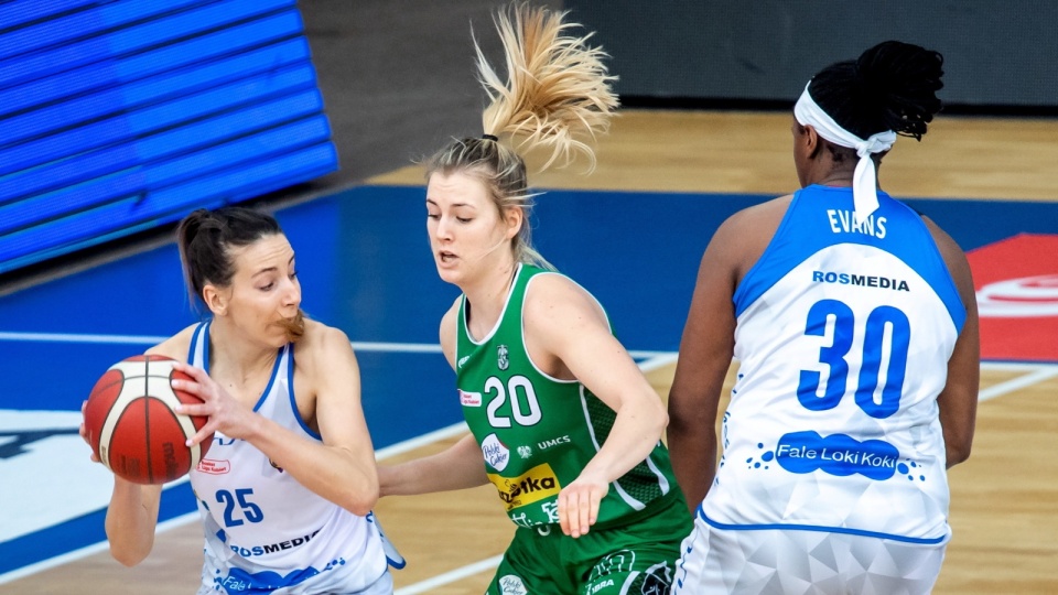 Koszykarki KS Basketu 25 Bydgoszcz Karina Michałek i Shante Evans oraz Emilia Kośla z Pszczółki Polski-Cukier AZS-UMCS Lublin Fot. PAP/Tytus Żmijewski