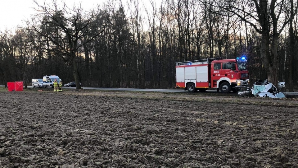 19-letni mężczyzna zginął w wypadku k. Dąbrowy Chełmińskiej. Kierowane przez niego auto uderzyło w drzewo. Fot. OSP w Dąbrowie Chełmińskiej