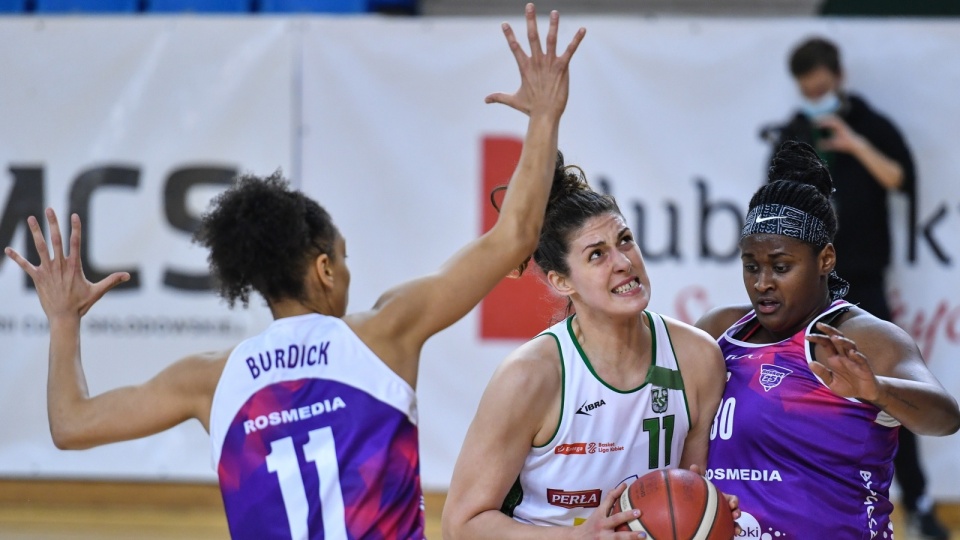 Zawodniczka Pszczółki Polski-Cukier AZS-UMCS Lublin Elisabeth Pavel oraz Shante Evans z Basket 25 Bydgoszcz podczas meczu Ekstraklasy koszykarek. PAP/Wojtek Jargiło