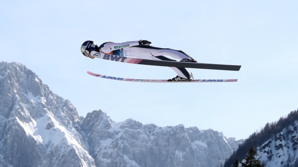 Japończyk Ryoyu Kobayashi podczas serii próbnej przed zawodami Pucharu Świata w skokach narciarskich, w słoweńskiej Planicy. PAP/Grzegorz Momot