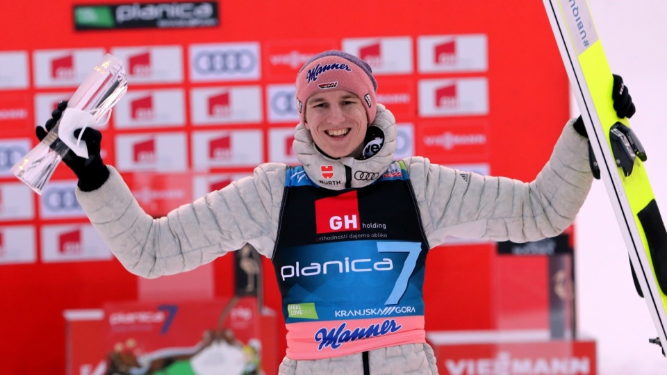Niemiec Karl Geiger na podium konkursu indywidualnego zawodów Pucharu Świata w skokach narciarskich. Fot. PAP/Grzegorz Momot