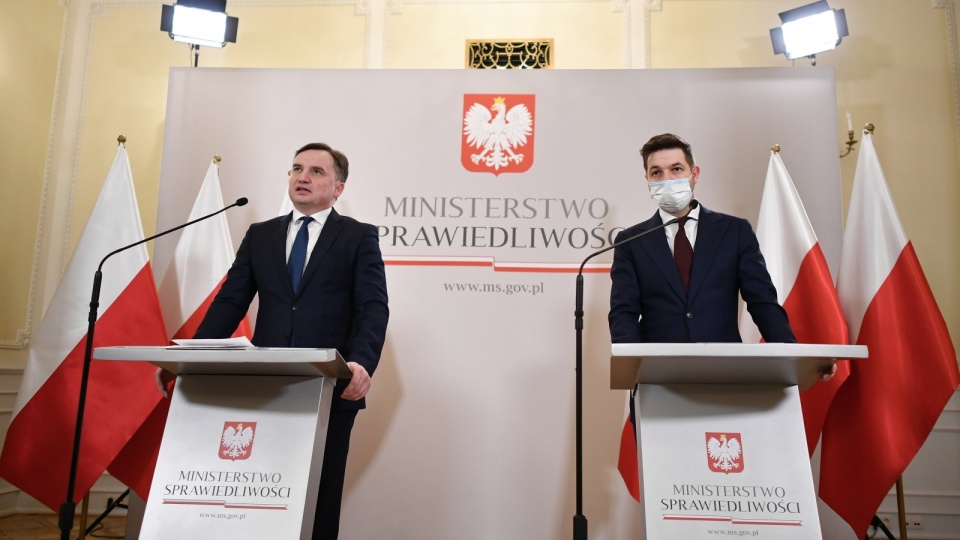 Minister sprawiedliwości Zbigniew Ziobro z lewej oraz europoseł Patryk Jaki podczas konferencji prasowej. Fot. PAP/Marcin Obara