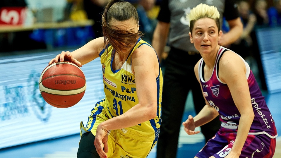 Koszykarka drużyny VBW Arka Gdynia Barbora Balintova (L) i Julie McBride (P) z zespołu KS Basket 25 Bydgoszcz. PAP/Adam Warżawa