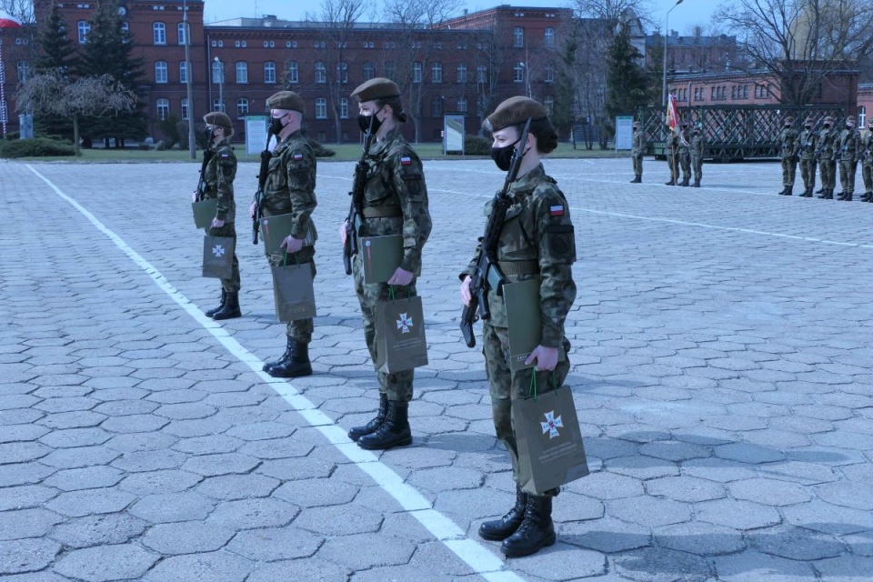 W Inowrocławiu 42 ochotników złożyło uroczystą przysięgę. Wśród nich 15 kobiet/fot. Paweł Banasiak