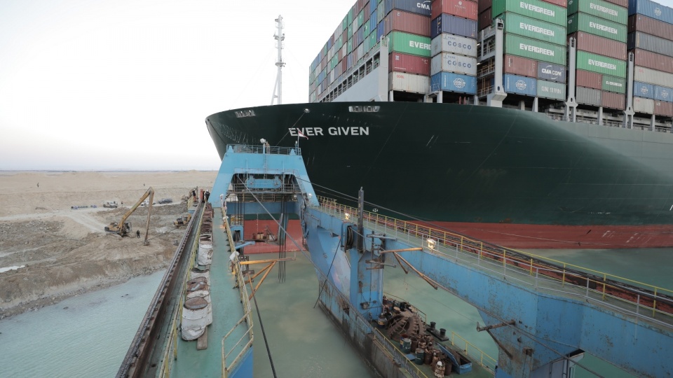 Zdjęcia udostępnione w poniedziałek rano agencji Reutera pokazują, że kontenerowiec, który od 23 marca blokował Kanał Sueski. Fot. PAP/EPA
