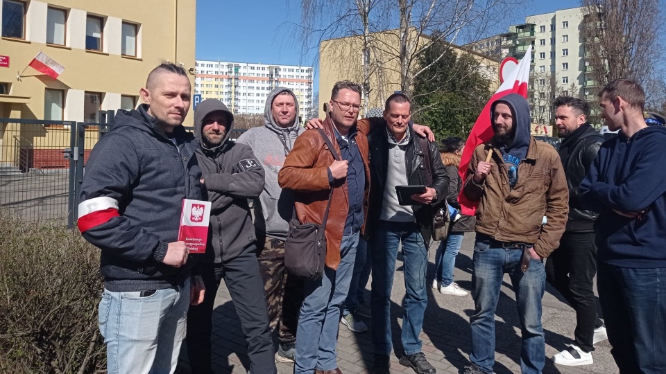 Przed toruńską Prokuraturą, gdzie Bartosz T. był przesłuchiwany zgromadzili się zwolennicy Bartosza T., interweniowała policja. Fot. Katarzyna Prętkowska