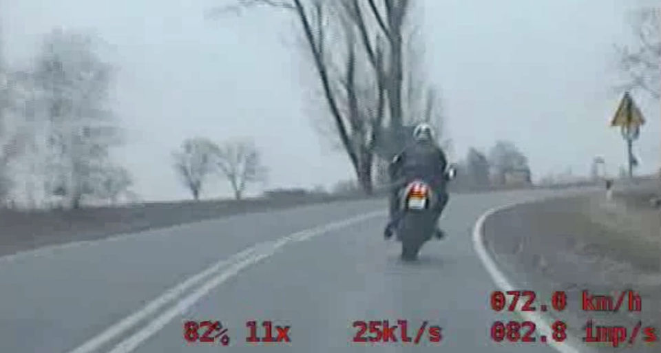 Żnińscy policjanci zatrzymali 18-latka, który kierując motocyklem marki Suzuki stwarzał zagrożenie dla innych uczestników ruchu, nie zatrzymał się do kontroli i zaczął uciekać. Fot. Zrzut ekranu