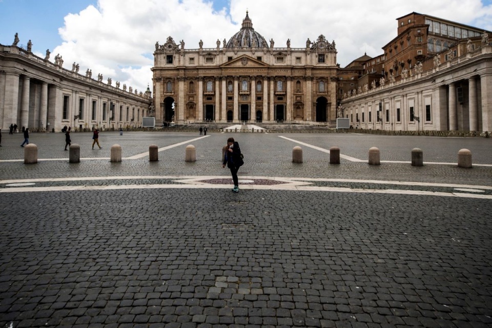 Gdy papież przemawiał w bibliotece, po Placu Świętego Piotra przechadzało się niewiele osób/fot. PAP/EPA/ANGELO CARCONI