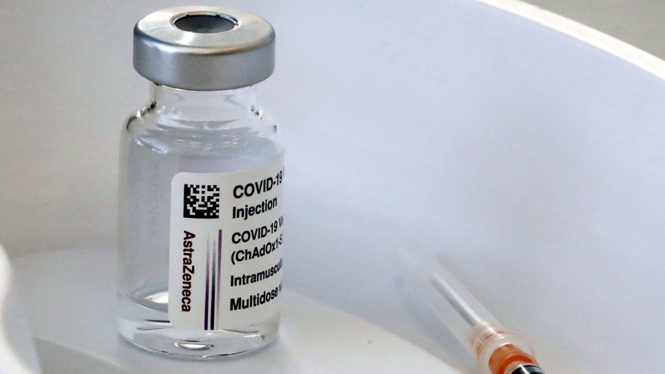 Według harmonogramu w kolejnych tygodniach kwietnia do Polski dotrą kolejne dawki szczepionek Pfizera, AstryZeneki, Moderny, a także pierwsza dostawa szczepionki Johnson&Johnson/fot. PAP, EPA