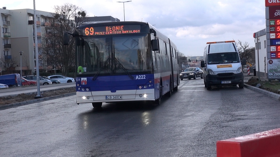 Pierwsze pojazdy na wyremontowanym odcinku ul. Kujawskiej, między rondami Kujawskim i Inowrocławskim (jw)