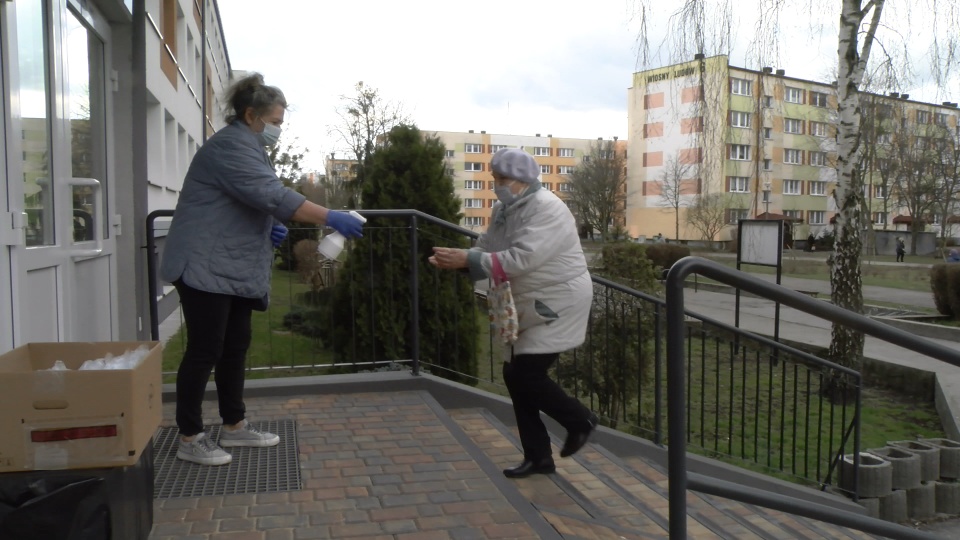 Maseczki rozdawane są m.in w SP nr 38 na bydgoskich Wyżynach. (jw)