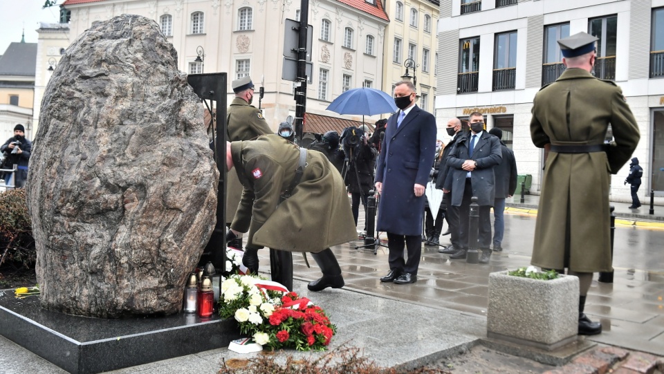 Prezydent RP Andrzej Duda podczas uroczystości złożenia kwiatów pod Pomnikiem Katyńskim w Warszawie. Fot. PAP/Andrzej Lange