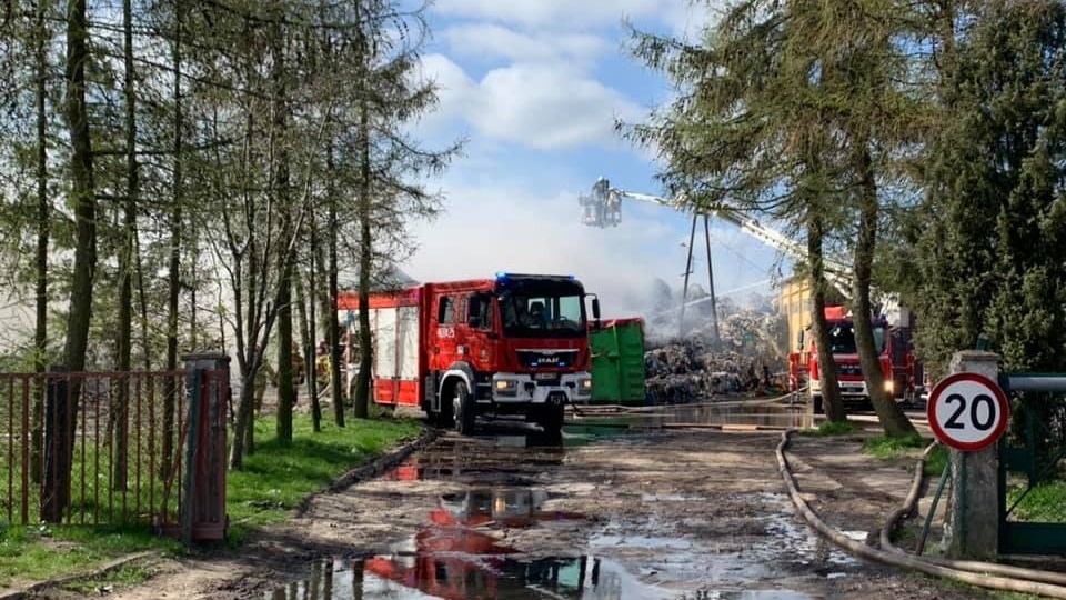 12 zastępów straży pożarnej gasi pożar składowiska odpadów w Łowiczku w powiecie aleksandrowskim. Fot. PSP