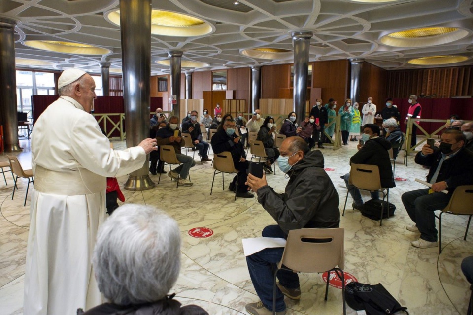 Papież Franciszek spędził imieniny z bezdomnymi w punkcie szczepień/fot. PAP/EPA/VATICAN MEDIA HANDOUT