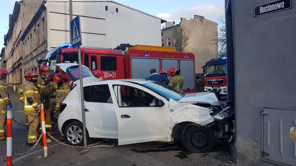 Zderzenie dwóch samochodów osobowych na skrzyżowaniu Żółkiewskiego i Bocianowo w Bydgoszczy/fot. Bydgoszcz 998