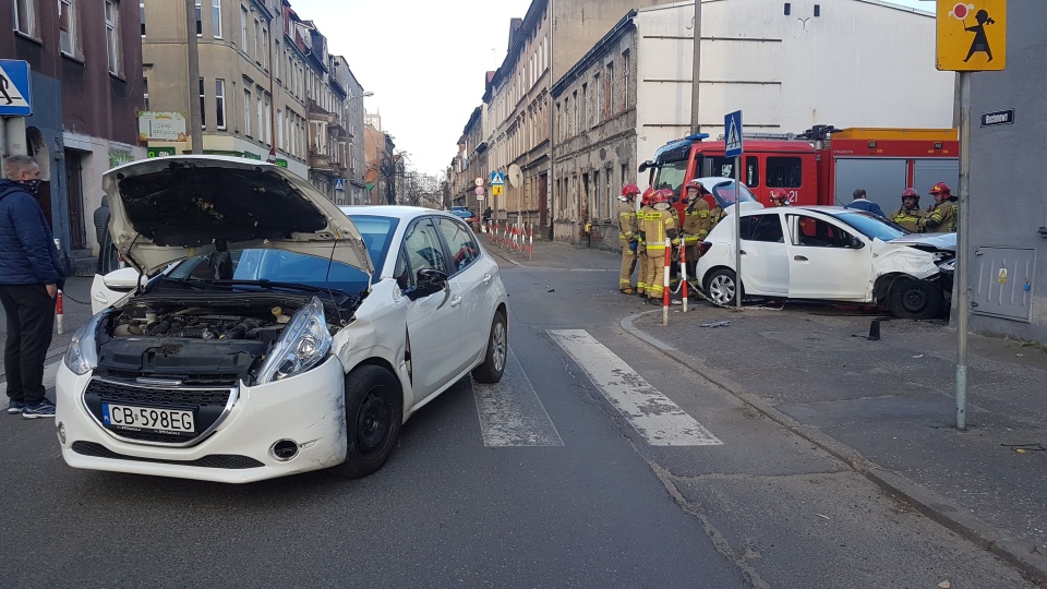 Zderzenie dwóch samochodów osobowych na skrzyżowaniu Żółkiewskiego i Bocianowo w Bydgoszczy/fot. Bydgoszcz 998