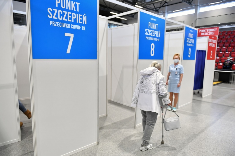 Punkt szczepień powszechnych otwarty w Centrum Sportowym Gdańskiego Uniwersytetu Medycznego/fot. Adam Warżawa, PAP
