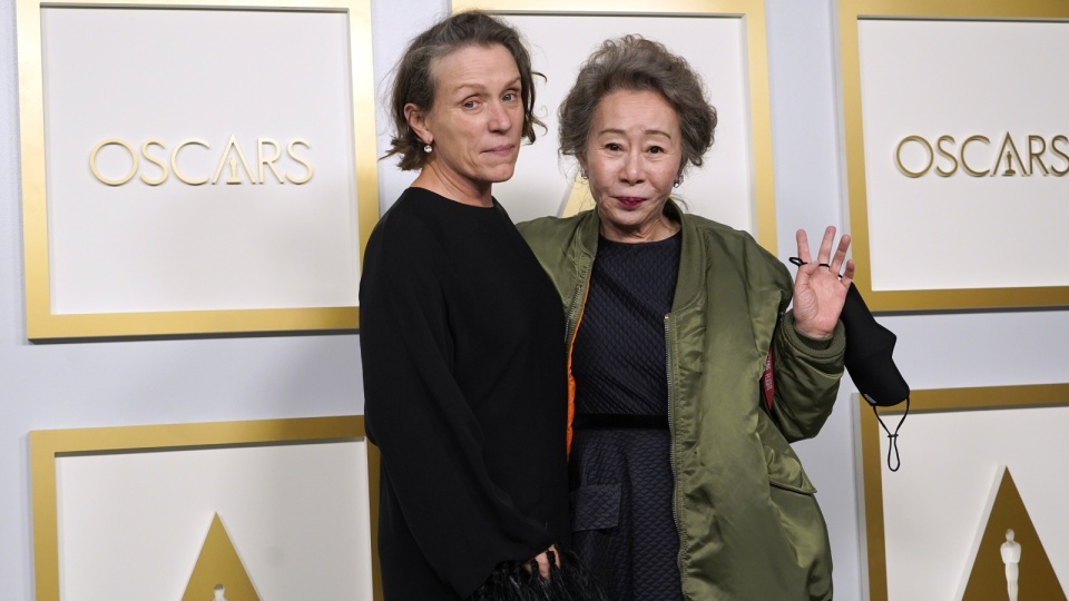 „Nomadland” Chloe Zhao w nocy z niedzieli na poniedziałek został nagrodzony trzema Oscarami - w tym za najlepszy film i reżyserię. Frances McDormand, która w "Nomadland" zagrała wiodącą życie współczesnego nomady Fern, doceniono statuetką dla najlepszej aktorki pierwszoplanowej. Fot. PAP/EPA