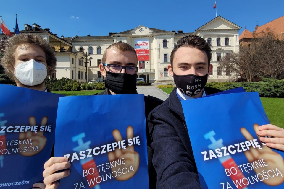 Młodzi Nowocześni  rozpoczynają akcję ulotkową i plakatową, zachęcającą do szczepień przeciw COVID-19/fot. nadesłane