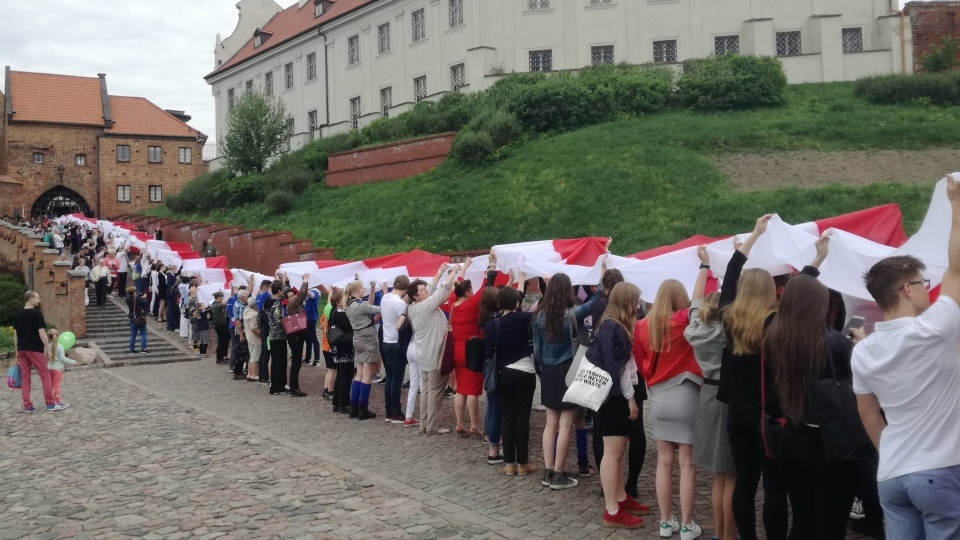 103 metry mierzyła flaga, którą rozłożono na Błoniach Nadwiślańskich w Grudziądzu, oczywiście jeszcze w czasach mocno przedpandemicznych. To zdjęcie z roku 2018. /fot. Marcin Doliński/archiwum