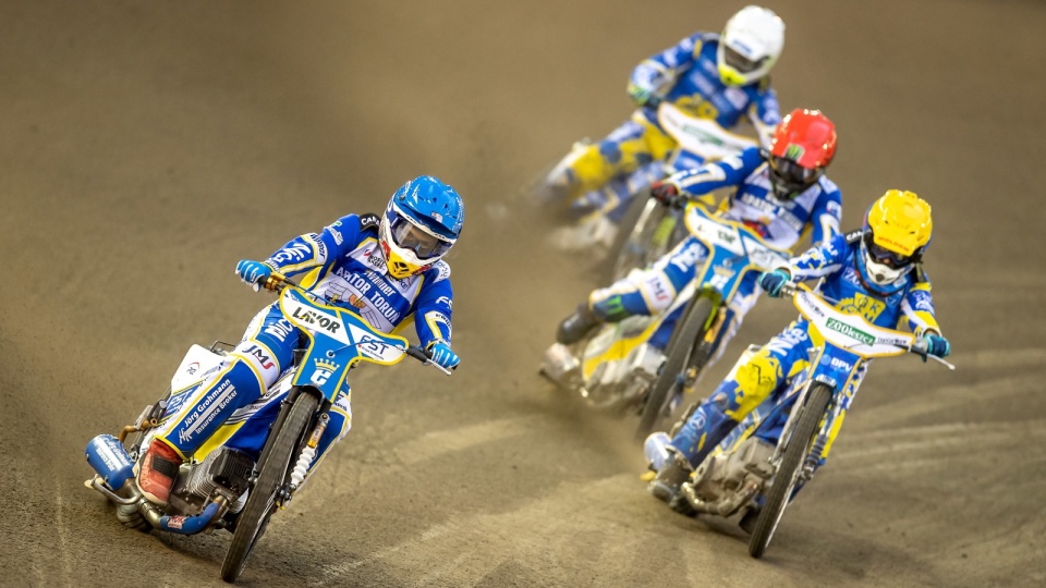 Chris Holder (kask czerwony) i Robert Lambert (niebieski) z eWinner Apatora Toruń oraz Nicki Pedersen (żółty) i Krzysztof Kasprzak (biały) z ZooLeszcz DPV Logistic GKM Grudziądz podczas meczu żużlowej Ekstraligi. Fot. PAP/Tytus Żmijewski