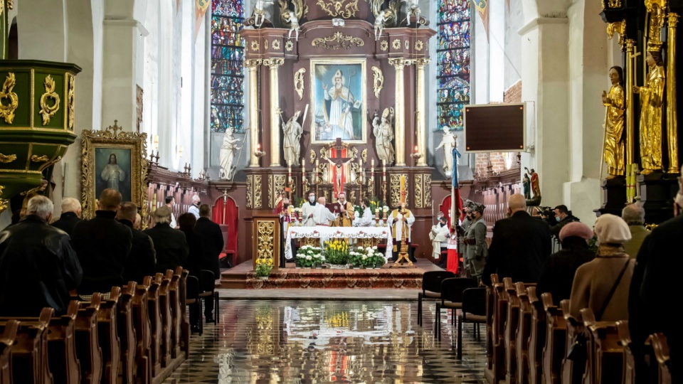Uroczysta msza święta w kościele pw. św. Mikołaja w Inowrocławiu, połączona z poświęceniem Drzwi Jubileuszowych powstałych z okazji 100. rocznicy odzyskania przez Polskę niepodległości. Fot. PAP/Tytus Żmijewski