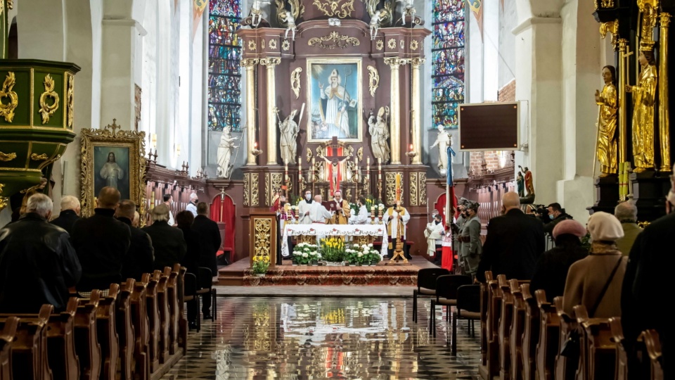 Uroczysta msza święta w kościele pw. św. Mikołaja w Inowrocławiu, połączona z poświęceniem Drzwi Jubileuszowych powstałych z okazji 100. rocznicy odzyskania przez Polskę niepodległości. Fot. PAP/Tytus Żmijewski