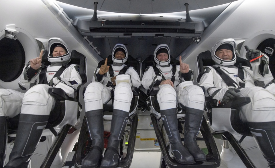 Kapsuła Dragon firmy SpaceX z czworgiem astronautów na pokładzie powróciła w niedzielę z Międzynarodowej Stacji Kosmicznej. Wodowała w Zatoce Meksykańskiej u wybrzeży Panama City na Florydzie. Fot. PAP/EPA