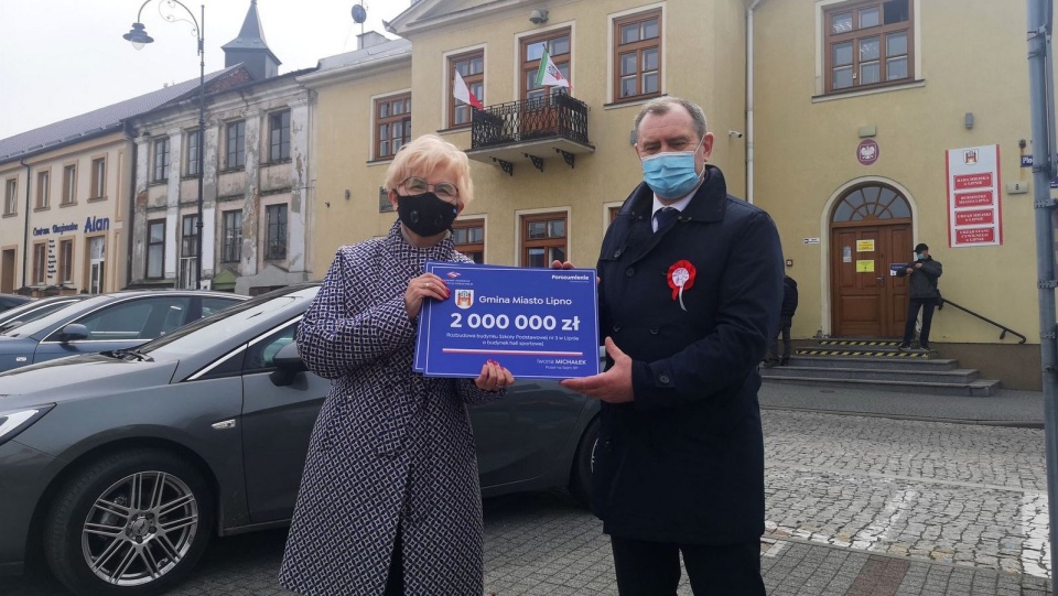 Symboliczne czeki burmistrzowi Lipna - Pawłowi Banasikowi przekazała Iwona Michałek - sekretarz stanu w Ministerstwie Rozwoju, Pracy i Technologii. Fot. Agnieszka Marszał