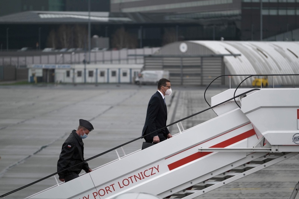 Premier Mateusz Morawiecki przed wylotem do Portugalii/fot. Mateusz Marek, PAP