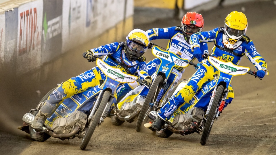 Jack Holder (kask czerwony) z eWinner Apatora Toruń oraz Norbert Krakowiak (żółty) i Denis Zieliński (biały) z ZooLeszcz DPV Logistic GKM Grudziądz podczas meczu żużlowej Ekstraligi. Fot. PAP Tytus Żmijewski