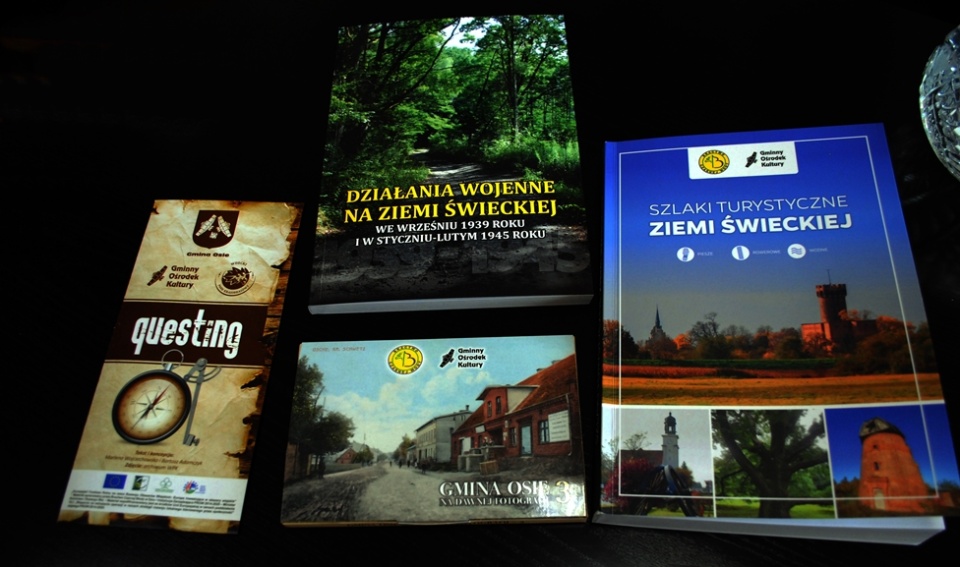 Przewodnik turystyczny, podobnie jak film promocyjny, gra terenowa po Osiu, zestaw starych pocztówek oraz książka historyczna –powstały dzięki dofinansowaniu z Unii Europejskiej./fot. GOK Osie