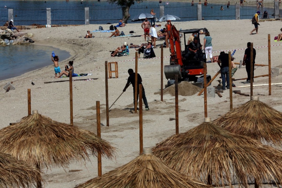 W Grecji plaże zostały otwarte w sobotę po raz pierwszy w tym roku/fot. PAP/EPA/ALEXANDROS BELTES