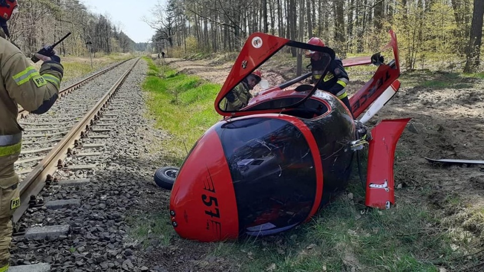 Wiatrakowiec w niedzielę spadł na tory w okolicach toruńskiej Barbarki/fot. PSP Toruń, Facebook