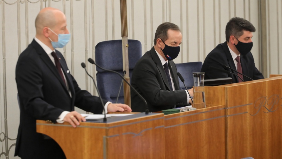 Marszałek Senatu RP Tomasz Grodzki (drugi z lewej) i poseł PiS Bartłomiej Wróblewski (z lewej) na sali obrad podczas drugiego dnia posiedzenia wyższej izby parlamentu w Warszawie. Fot. PAP/Albert Zawada