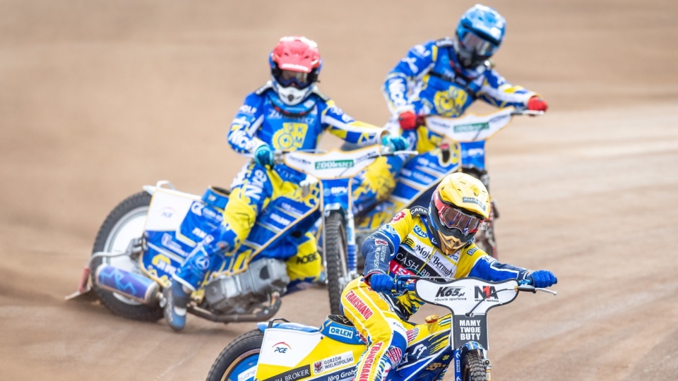 Zawodnik Zooleszcz DPV Logistic GKM Grudziądz Nicki Pedersen (kask czerwony) i Przemysław Pawlicki (niebieski) oraz Bartosz Zmarzlik (żółty) z Moje Bermudy Stal Gorzów PAP/Tytus Żmijewski