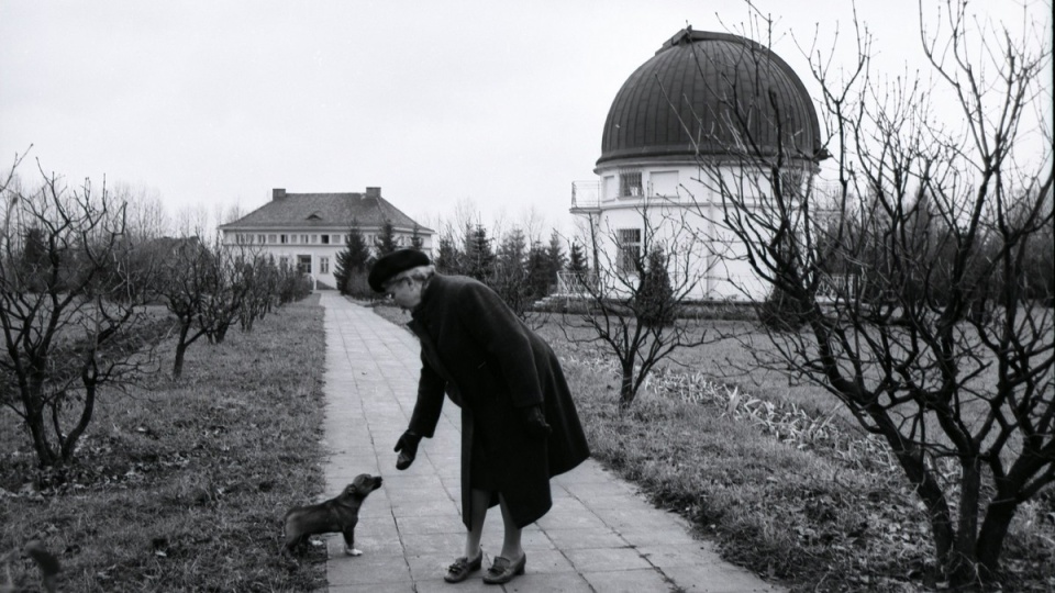 Profesor Wilhelmina Iwanowska na tle budynku naukowo-mieszkalnego i jednego z pawilonów, lata 70. XX wieku/fot. zbiory Instytutu Astronomii UMK