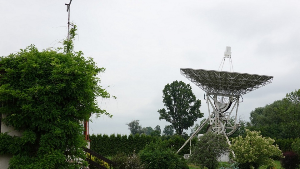 Widok z dziedzińca budynku radioastronomii na radioteleskop RT-3/fot. Facebook