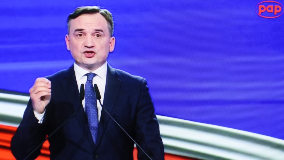 Minister sprawiedliwości, prokurator generalny, lider Solidarnej Polski Zbigniew Ziobro przemawia podczas prezentacji programu Prawa i Sprawiedliwości „Polski Ład”. Fot. PAP/Leszek Szymański