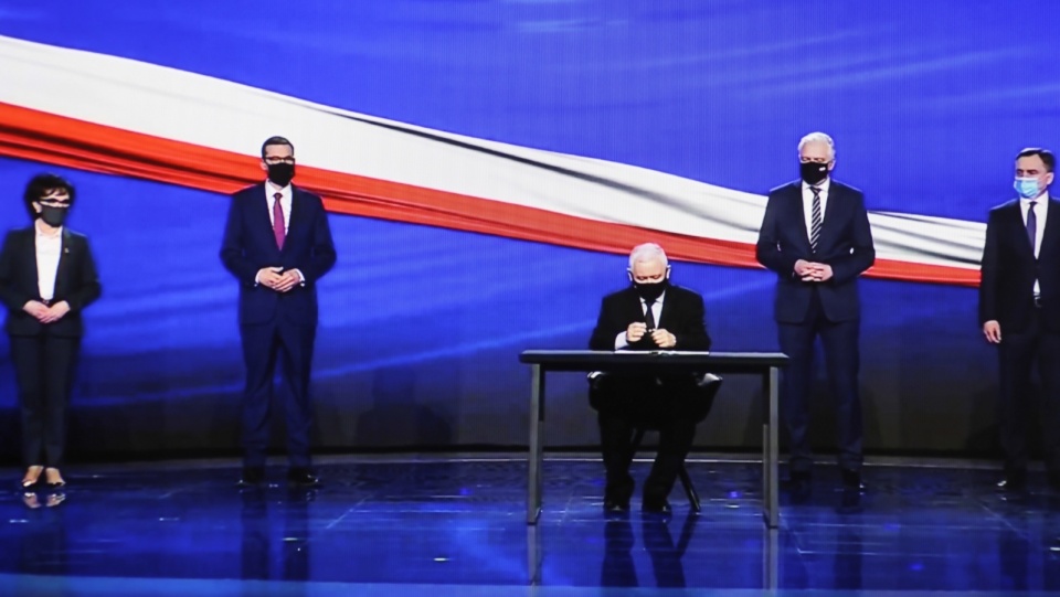 Prezes PiS Jarosław Kaczyński (w środku), premier Mateusz Morawiecki, marszałek Sejmu Elżbieta Witek oraz lider Porozumienia Jarosław Gowin i lider Solidarnej Polski Zbigniew Ziobro podczas prezentacji programu Prawa i Sprawiedliwości „Polski Ład”. Fot. PAP/Leszek Szymański